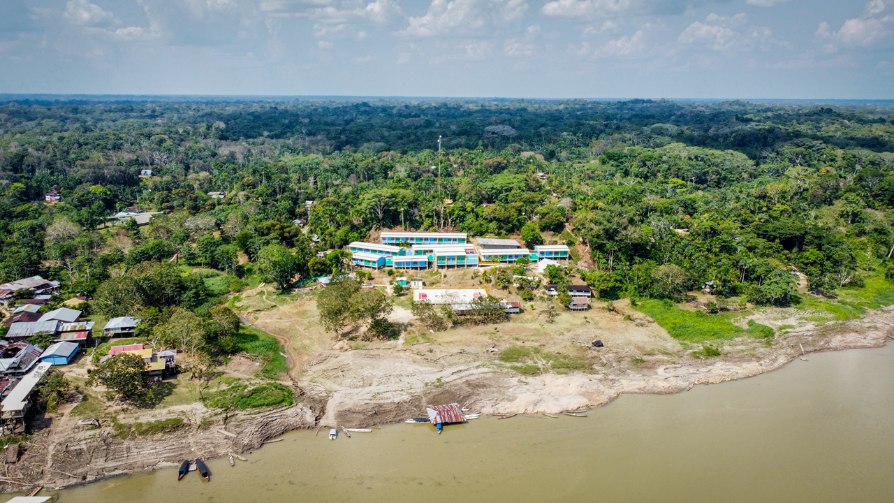 Institución Educativa Francisco Orellana en la reserva de Macedonia, zona rural de Leticia (Amazonas), construida por el Fondo de Financiamiento de la Infraestructura Educativa - FFIE